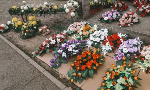 Vrste i stilovi cvjetnih aranžmana za groblje od umjetnog cvijeća
